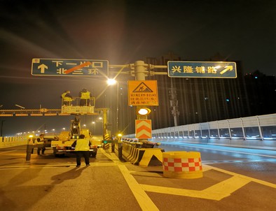 博尔塔拉郑州市北三环彩虹桥交通标志牌安装现场